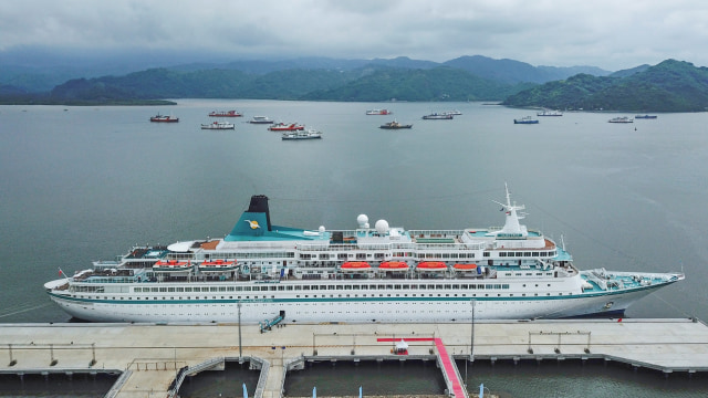 Kapal pesiar MV. Albatros yang berpenumpang turis asing batal bersandar di Lombok di tengah wabah corona dunia. Foto: Antara/Ahmad Subaidi