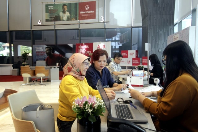 com-Customer service AIA sedang memberikan penjelasan terkait produk asuransi kepada nasabah. Foto: Dok. AIA
