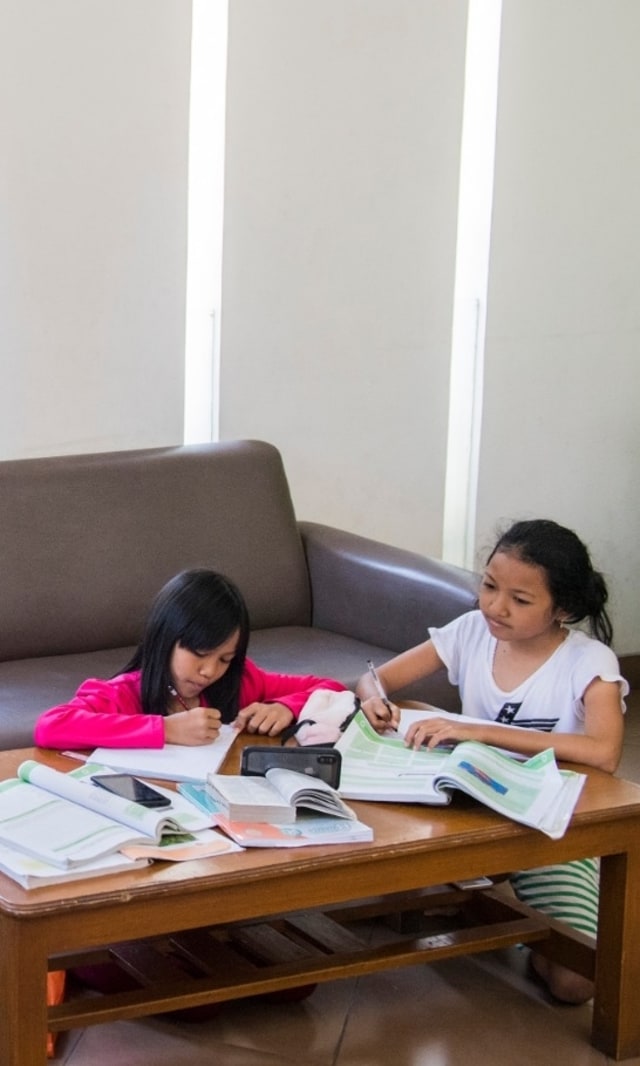 Dua anak menonton video belajar digital dari rumah di Bandung, Jawa Barat, Selasa (17/03/2020).  Foto: ANTARA/M Agung Rajasa