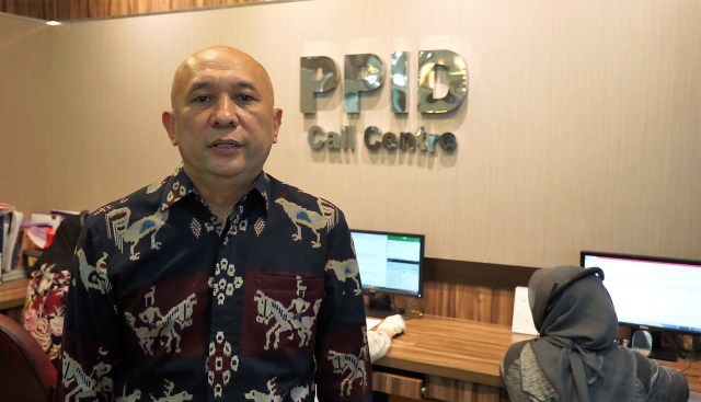 Menkop dan UKM Teten Masduki cek layanan Call Center terkait corona.  Foto: Dok. Humas Kemenkop UKM