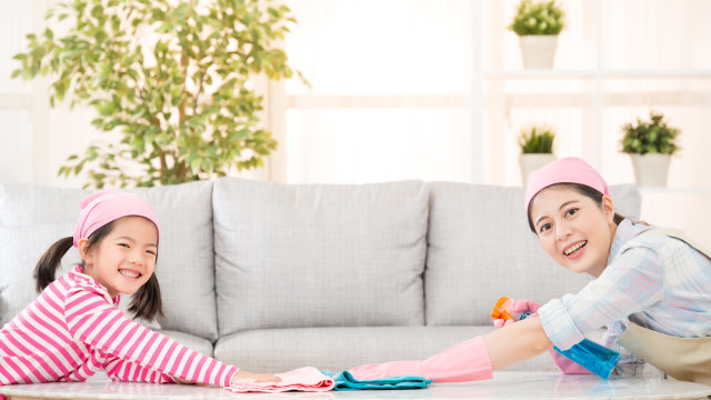 Ilustrasi membersihkan rumah bersama anak. Foto: shutterstock