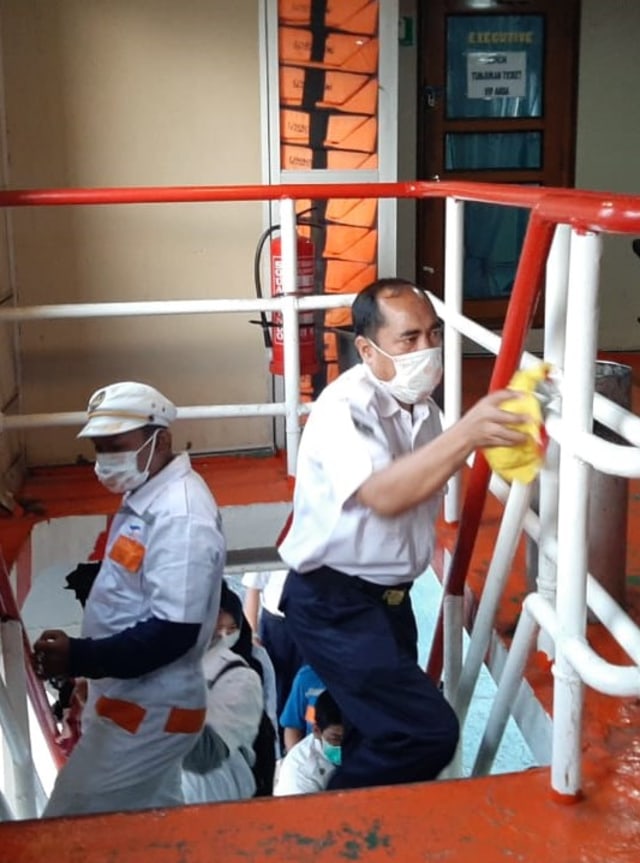 Petugas ASDP membersihkan pegangan di tangga kapal penyeberangan Banda Aceh-Sabang, Selasa (17/3). Foto: Dok. ASDP Banda Aceh