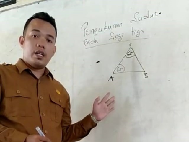Sejahtera Ali, mengajar sendiri di depan kelas. Dok. pribadi