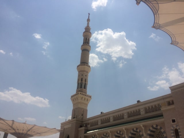 Pemandangan luar Masjid Nabawi di Madinah (foto: dokumentasi pribadi)