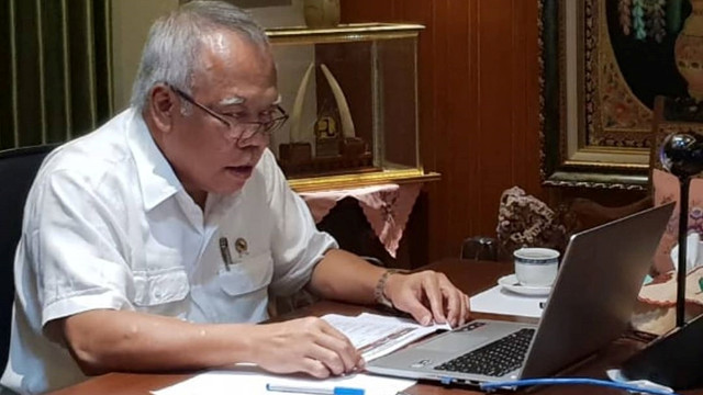 Menteri PUPR Basuki Hadimuljono menjalankan tugas rutin dan mengikuti beberapa kegiatan penting dari kediaman. Foto: Instagram/@kemenpupr