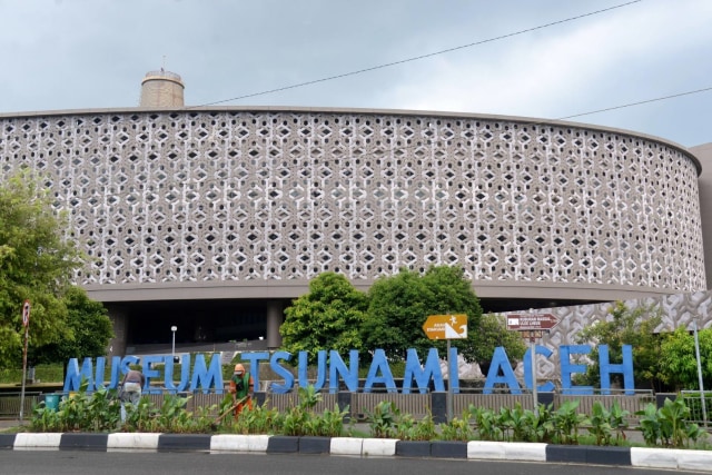 Pekerjaa merawat taman bunga di perkarangan Museum Tsunami, Banda Aceh, Aceh, Senin (16/3). Foto: ANTARA FOTO/Hendra Nurdiyansyah