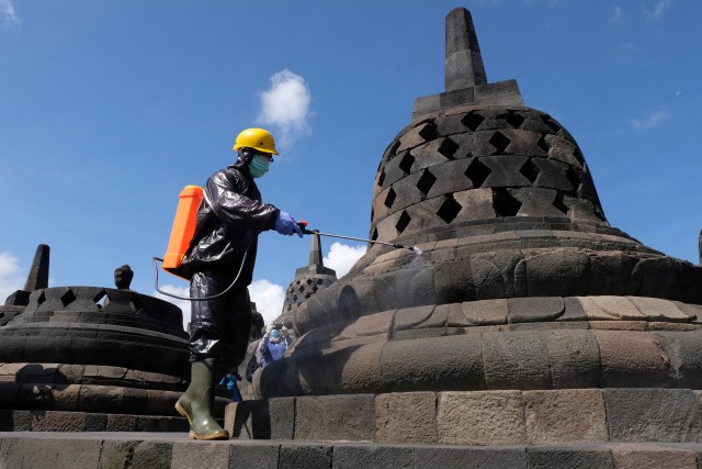 Petugas Balai Konservasi Borobudur (BKB) menyemprotkan cairan disinfektan di candi Borobudur Magelang, Jawa Tengah, Senin (16/3). Foto: FOTO ANTARA/Anis Efizudin