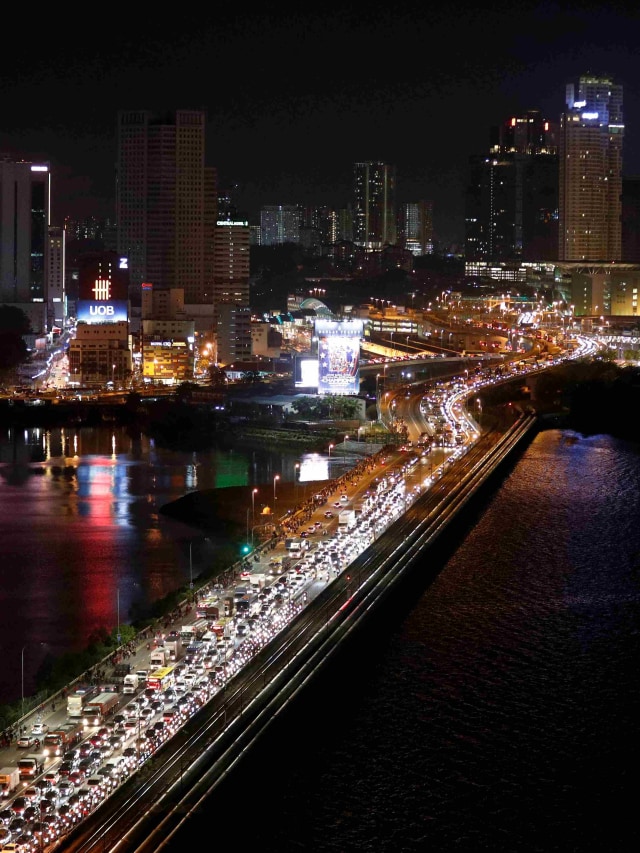 Kendaraan berbaris untuk memasuki Singapura dari Johor di Woodlands Causeway, sebelum Malaysia lockdown. Foto: REUTERS / Edgar Su
