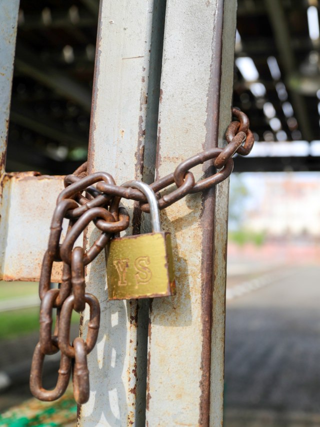 Pintu objek wisata tsunami PLTD Kapal Apung yang telah digembok petugas, ditutup karena Corona. Foto: Suparta/acehkini