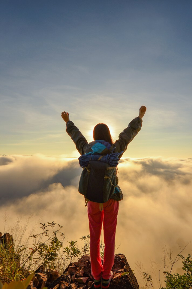 Ibu hamil naik gunung Foto: Shutter Stock