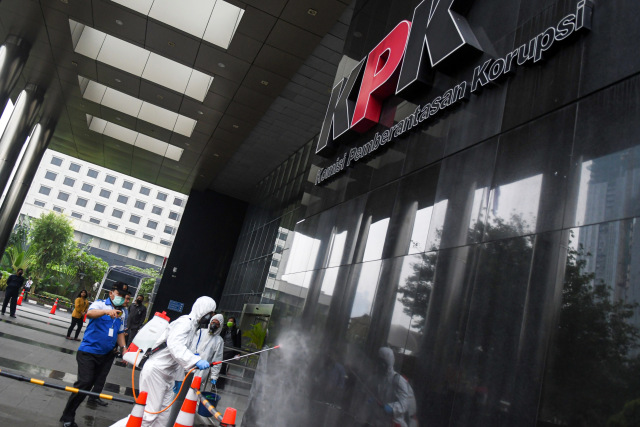 Petugas menyemprotkan cairan disinfektan di halaman Gedung KPK Merah Putih di Jakarta, Rabu (18/3). Foto: ANTARA FOTO/Nova Wahyudi