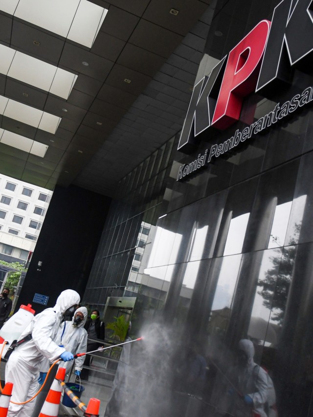 Petugas menyemprotkan cairan disinfektan di halaman Gedung KPK Merah Putih di Jakarta, Rabu (18/3).  Foto: ANTARA FOTO/Nova Wahyudi