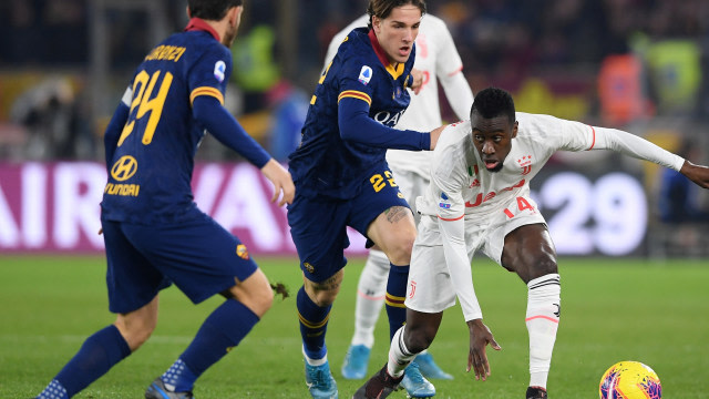Matuidi (kanan) berduel dengan para pemain Roma. Foto: REUTERS/Alberto Lingria