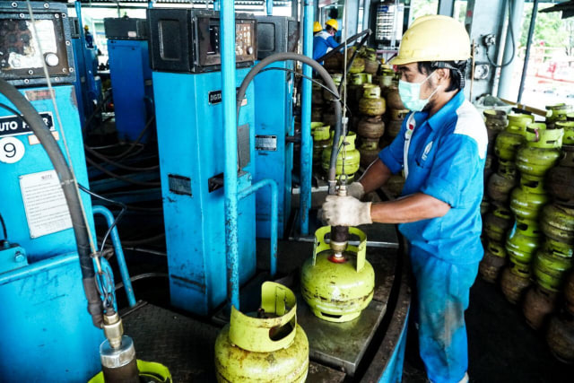 Petugas mengisi gas kemasan 3 kg. Foto: Dok Pertamina