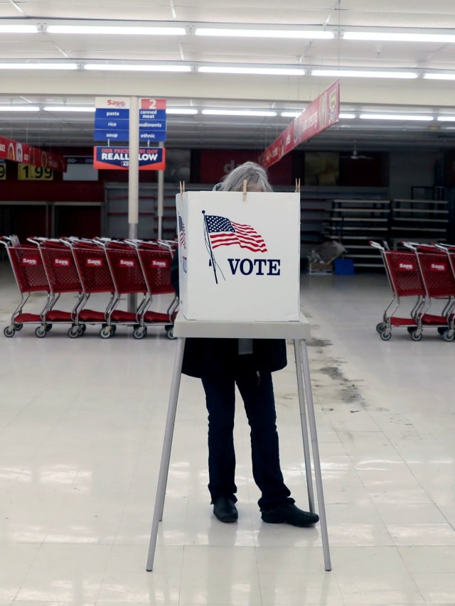 Warga mengisi surat suara pemilihan kandidat Presiden Amerika Serikat dari Partai Demokrat di Ottawa, Illinois, Amerika Serikat. Foto: REUTERS / Daniel Acker