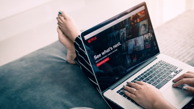 Ilustrasi menonton Netflix Foto: Shutter Stock