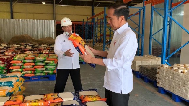 Presiden Joko Widodo (kiri) didampingi Dirut Bulog, Budi Waseso, melihat beras kemasan di Gudang Bulog Kelapa Gading, Jakarta, Rabu (18/3). Foto: Dok. Biro Pers Media dan Informasi Sekretariat Presiden