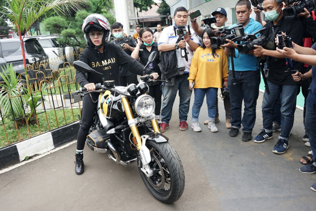 Artis Nikita Mirzani saat mendatangi Pengadilan Negeri Jakarta Selatan, Jakarta, Rabu, (18/3/2020).  Foto: Ronny/kumparan