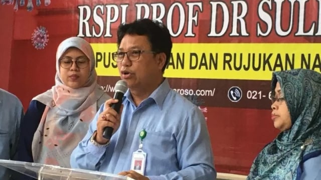 Direktur Utama RSPI Sulianti Saroso Mohammad Syahril (tengah) dalam konferensi pers terkait penanganan COVID-19, yang digelar di Jakarta, Rabu (18/3). Foto: ANTARA/Suwanti
