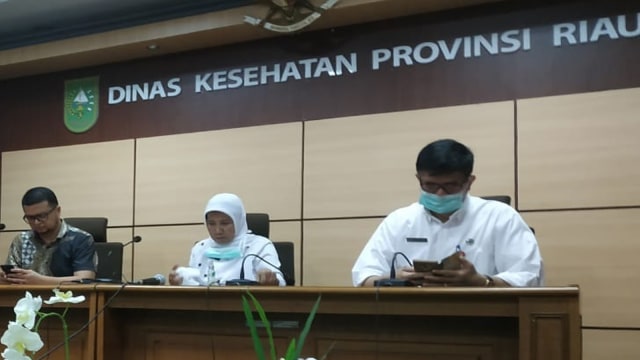 KONFERENSI Pers pengumuman seorang warga Riau dinyatakan positif Virus Corona, Rabu, 18 Maret 2020. Warga berinisial M umur 63 tahun sempat bepergian ke Malaysia sebelum dirawat di RSUD Arifin Achmad Pekanbaru, 13 Maret 2020 silam. 