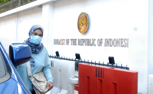 Seorang WNI berjalan di depan kantor Kedutaan Besar Republik Indonesia (KBRI) di Kuala Lumpur, Malaysia Foto: ANTARA FOTO/Rafiuddin Abdul Rahman