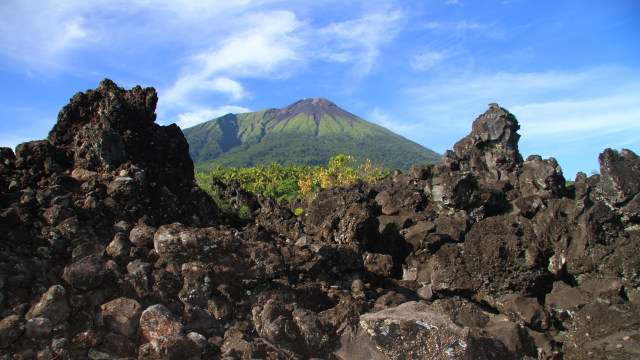 Batu Angus Kota Ternate. Foto: Boby Hamsyr/cermat