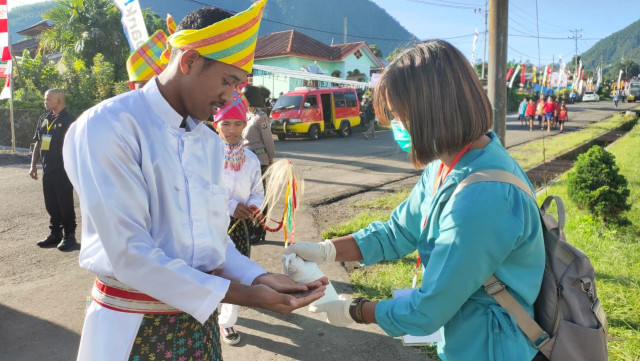 Umat yang mendatangi Gereja Katedral Ruteng untuk mengikuti misa pentahbisan Uskup Ruteng, diberikan antiseptik dan dilakukan pengecekan suhu tubuh, Jumat (19/3/2020) pagi. Foto: Akun Twitter Komsos KWI. 