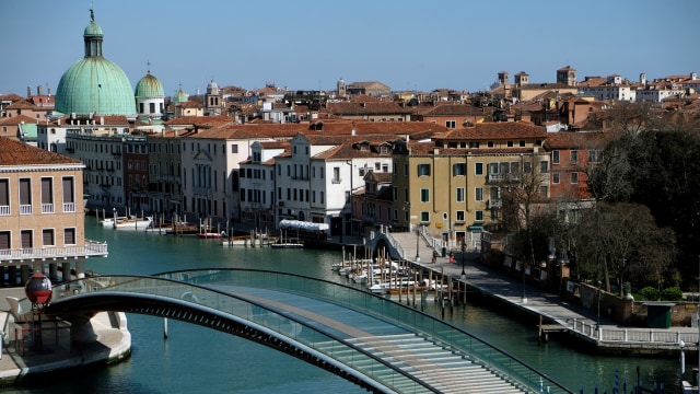 Jembatan Konstitusi yang sepi di Kanal Venesia, Italia. Foto: REUTERS / Manuel Silvestri