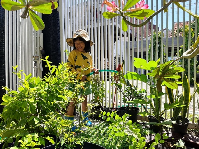 Anaya Altaira Hafthah isi kegiatan di rumah dengan berkebun dan merawat hewan peliharaan.