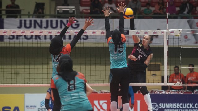 Tim putri Jakarta Pertamina Energi melawan tim putri BNI 46 d Proliga 2020. Foto: ANTARA FOTO/Andreas Fitri Atmoko