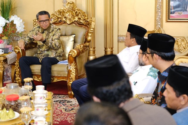 Gubernur Sulsel, H.M Nurdin Abdullah saat rapat koordinasi dengan Forkopimda dan juga Dewan Syuro Jamaah tabligh, Kamis (19/3).