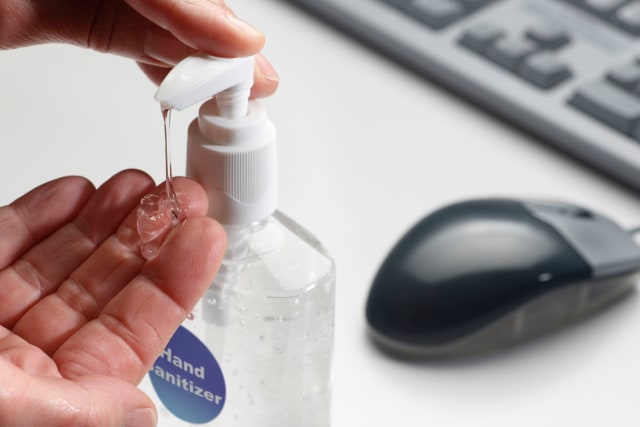 Ilustrasi mencuci tangan dengan hand sanitizer. Sumber: NewYorkPost.