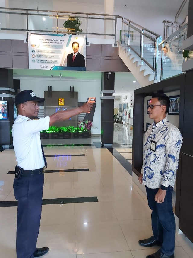 Pemeriksaan suhu tubuh di kantor PLN Aceh. Dok. Mukhtar Juned/PLN Aceh