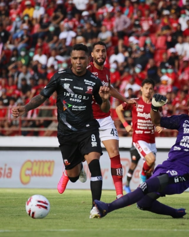Penyerang Madura United, Alberto Goncalves. Foto: Dok. LIB