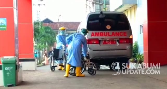 Petugas medis RSUD Sekarwangi Cibadak, Sukabumi, saat menganani PDP COVID-19. | Sumber Foto:Istimewa