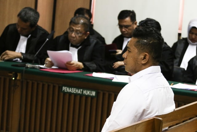Terdakwa kasus penyiraman air keras kepada penyidik KPK Novel Baswedan, Rahmat Kadir Mahulett menjalani sidang dakwaan di PN Jakarta Utara, Kamis (19/3). Foto: ANTARA FOTO/Rivan Awal Lingga