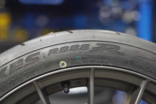 Tanda kuning pada ban kendaraan. Foto: Dok. toyotires