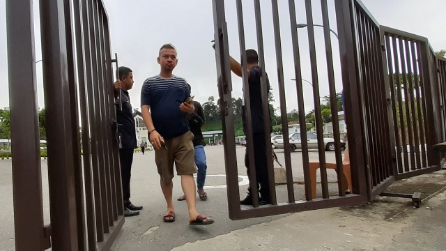 Warga Negara Indonesia (WNI) dari Malaysia berjalan keluar melalui Pos Lintas Batas Negara Entikong di Kabupaten Sanggau, Kalimantan Barat, Rabu (18/3/2020). Foto: Antara/Aswaddy Hamid