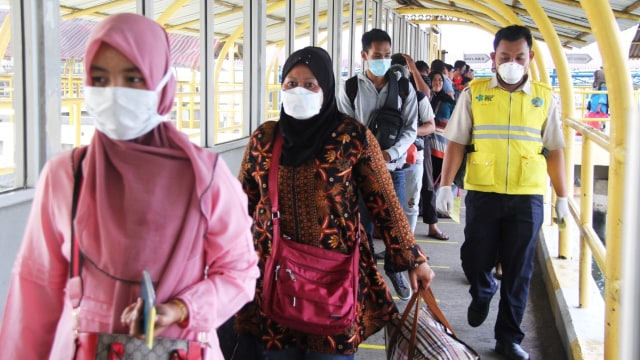 Sejumlah penumpang kapal dari Port Dickson, Malaysia yang didominasi warga negara Indonesia (WNI) tiba di Pelabuhan Dumai, Riau, Kamis (19/3/2020). Foto: Antara/Aswaddy Hamid