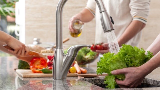 Ilustrasi mencuci sayuran selada. Foto: ShutterStock