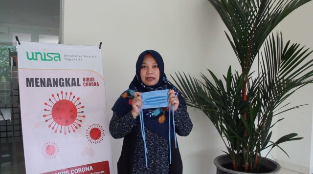  Ketua Satgas Covid-19 UNISA, Fitria Siswi Utami, saat menunjukkan masker re-use buatn UNISA. Foto: dok. Humas UNISA