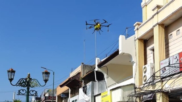 Penyemprotan disinfektan menggunakan drone di Malioboro Foto: Arfiansyah Panji Purnandaru/kumparan