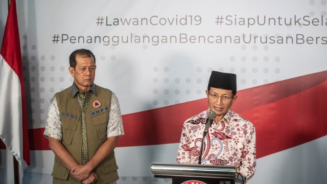 Imam Besar Masjid Istiqlal Nasaruddin Umar (kanan) dan Ketua BNPB Doni Monardo saat konferensi pers di Graha BNPB, Jakarta, Jumat (20/3/2020). Foto: ANTARA FOTO/Aprillio Akbar