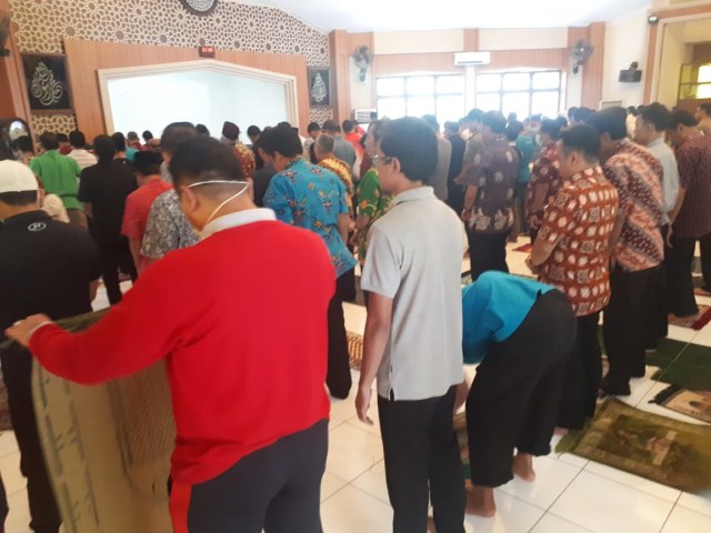 Suasana Salat Jumat di Masjid Agung Jawa Tengah, Masjid Kauman Semarang dan Masjid At-Taqwa komplek Pemprov Jateng diperketat aturan guna pencegahan Corona.  Foto: Afiati/kumparan
