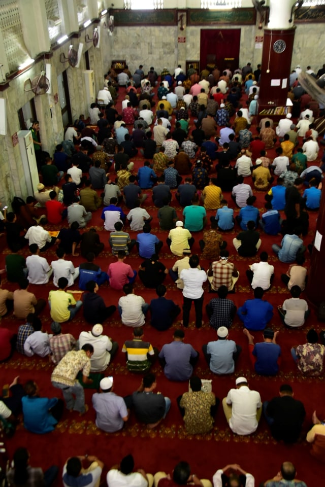 Suasan pelaksana salat Jum'at di Masjid Agung Medan, Jumat (20/3). Foto: Rahmat Utomo/kumparan