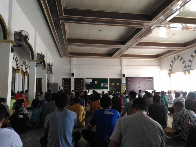 Ratusan jamaah salat Jumat di Masjid Al-Falah Sekadau, Jumat (20/3). Foto: Dok. Istimewa