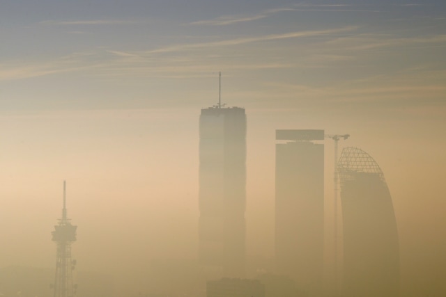 Kabut tebal dan kabut asap menutupi gedung-gedung di Milan, Italia, 8 Januari 2020.  Foto: REUTERS/Flavio Lo Scalzo