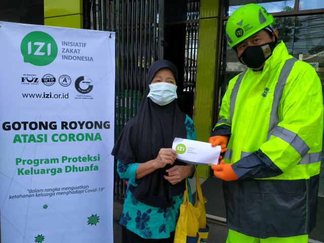 "IZI Siapkan Paket Sembako Bagi Mustahik Bertahan Hadapi Wabah Corona" - Tim Proteksi Keluarga Dhuafa IZI memberikan santunan dan paket sembako kepada Ibu Endang (mustahik) untuk menghadapi kepanikan wabah corona di Jakarta. Dok. IZI