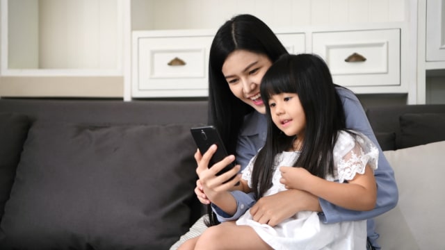 Ilustrasi ibu sedang mendampingi anak bermain internet . Foto: shutterstock