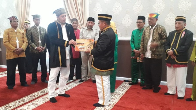 Rintu Taib (Penulis) menyerahkan buku Fort Oranje dari Masa ke Masa, kepada Wali Kota Gorontalo di Kediamannya, dihadiri perangkat Kesultanan Ternate bersama lembaga Adat Gorontalo. Foto: Doc Pribadi Rinto Taib.